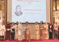 SITI Fairuz Rohaliza Ejahar menerima  anugerah Siswi Cemerlang 2025 daripada Aishah Ong.