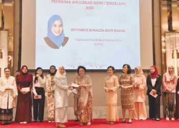 SITI Fairuz Rohaliza Ejahar menerima  anugerah Siswi Cemerlang 2025 daripada Aishah Ong.