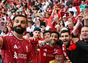 Penyerang Liverpool, Mohamed Salah berswafoto bersama penyokong-penyokong The Reds selepas berakhir perlawanan menentang Brentford di Anfield, semalam. - AFP