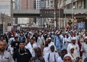 SEJUMLAH  jemaah haji tiba di Mekah semalam. - AFP