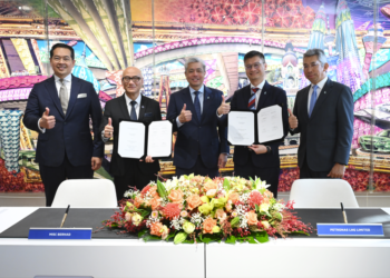 PRESIDEN dan Ketua Pegawai Eksekutif Kumpulan MISC, Zahid Osman ( kiri) bersama Hazrin Hasan, Adif Zulkifli, Ezran Mahadzir dan Naib Presiden Pemasaran dan Perdagangan LNG Petronas, Shamsairi M Ibrahim pada majlis menandatangani perjanjian antara PLL dan MISC baru-baru ini.