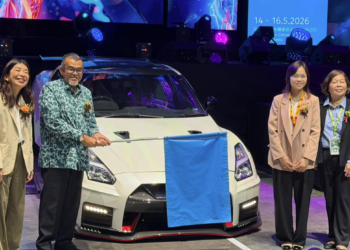 HASBI Habibollah (tengah) melakukan gimik perasmian Automechanika Kuala Lumpur (AMKL) 2026 di KLCC hari ini.