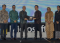 FADILLAH Yusof (tiga dari kiri) bersama Pengarah Urusan Microsoft Malaysia, Laurence Si (tiga dari kanan) semasa Sidang Kemuncak Kepimpinan AI Microsoft.