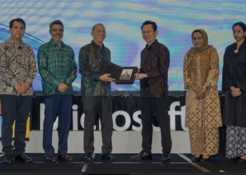 FADILLAH Yusof (tiga dari kiri) bersama Pengarah Urusan Microsoft Malaysia, Laurence Si (tiga dari kanan) semasa Sidang Kemuncak Kepimpinan AI Microsoft.