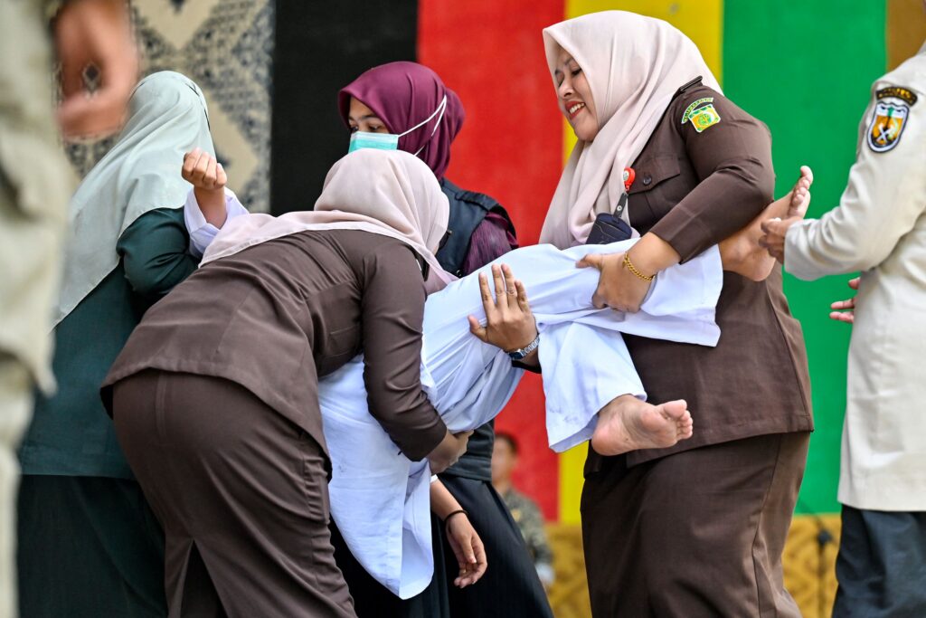4 individu termasuk wanita disebat di taman awam