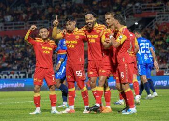 PERTAHANAN Selangor FC, Harith Haiqal Adam Afkar (dua kiri) meraikan gol jaringannya bersama rakan sepasukan pada perlawanan Liga Super menentang Penang FC di Stadium Majlis Bandaraya Petaling Jaya, kelmarin.-UTUSAN/FARIZ RUSADIO