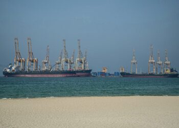 KETEGANGAN semakin memuncak selepas Iran akan menyerang AS jika tenteranya memasuki Selat Hormuz. - AFP