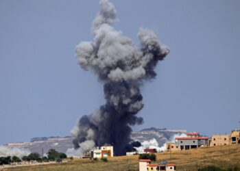 KEPULAN asap dari lokasi serangan Israel di Kfar Tibnit, Lubnan, hari ini. - AFP
