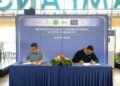 ERIC Chew (kiri) bersama Pengarah Jualan dan Pemasaran Kumpulan Billion, Leong Teik Ee semasa majlis menandatangani MoU bagi penyediaan kemudahan barangan runcit berkualiti untuk projek perumahan Setia Awan di Melaka.