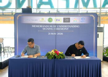 ERIC Chew (kiri) bersama Pengarah Jualan dan Pemasaran Kumpulan Billion, Leong Teik Ee semasa majlis menandatangani MoU bagi penyediaan kemudahan barangan runcit berkualiti untuk projek perumahan Setia Awan di Melaka.