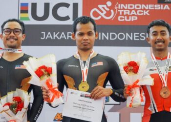 (DARI kiri) Muhammad Fadhil Zonis, Muhammad Shah Firdaus dan Dika Alif Dhentaka bergambar di podium pada Piala Trek Indonesia di Velodrom Antarabangsa Jakarta, Rabu lalu. - IHSAN ICF