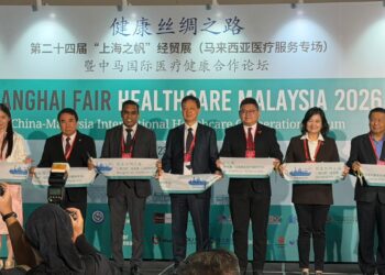 Dr. Muralitharan (empat dari kiri) bersama barisan tetamu kehormat memotong reben gimik perasmian pameran Shanghai Fair Healthcare Malaysia 2026 di MITEC, Kuala Lumpur, hari ini