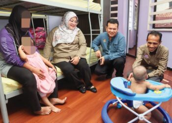 SYIRA (kiri) berbual bersama Nordina Haron (dua dari kiri) di Anjung Singgah YKN di George Town, Pulau Pinang. – UTUSAN/DANIAL SAAD