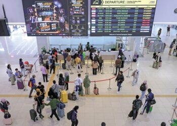 SEBAHAGIAN warga kota mula memenuhi kaunter perkhidmatan bas ekspres untuk ke destinasi masing-masing sempena cuti sekolah dan perayaan Hari Raya Aidiladha yang akan disambut Rabu ini di ketika tinjauan di Terminal Bas Bersepadu Selatan (TBS), Kuala Lumpur, semalam. - UTUSAN/FARIZ RUSADIO