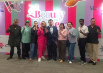LIRA Jamaluddin dan Zaid Zahari (empat dan lima dari kiri) bergambar dengan para wakil penaja dan vendor The Beauty & Fragrance House 2026 sempena Kuala Lumpur International Beauty Week di IOI City Mall, Putrajaya yang bermula semalam hingga Ahad ini.