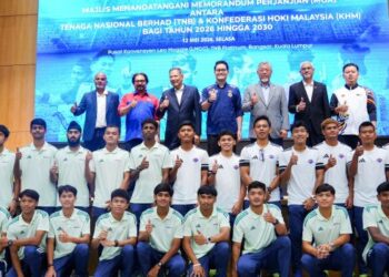 Mohammed Taufiq Johari bersama Subahan Kamal (dua kiri) dan Shamsul Ahmad (tiga kanan) bersama pemain hoki kebangsaan di  Kuala Lumpur, semalam. - UTUSAN/SADDAM YUSOFF
