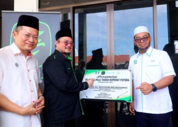 MUSTAKIM Mohamad (tengah) merasmikan Surau Al-Hajj sumbangan Lembaga Tabung Haji dan disaksikan Zulkifli Hassan (kanan) di Taman Koperat Putera, Besut,Terengganu.