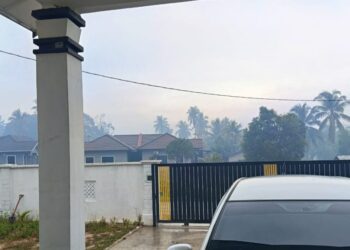 PENDUDUK mendakwa terpaksa berdepan bau asap yang kuat dipercayai akibat kegiatan pembakaran terbuka yang berlaku sejak seminggu lalu di Kelulut, Marang, Terengganu.