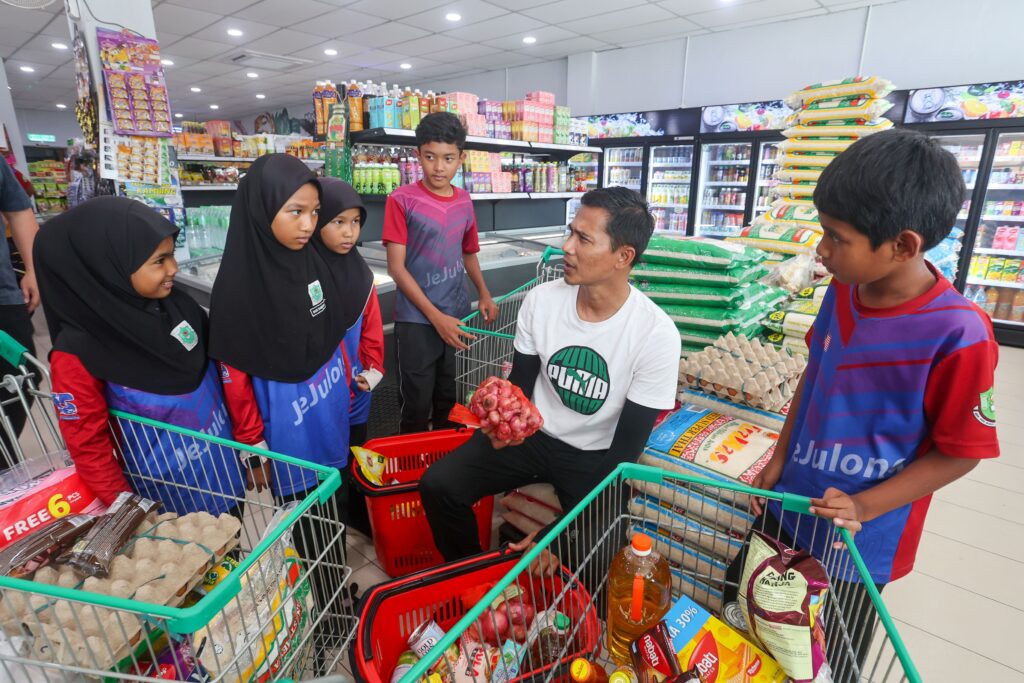 Sedia kasut sukan bundle dalam kereta untuk murid susah