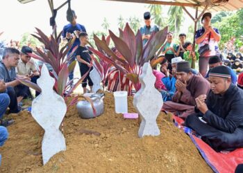 JENAZAH dua beradik yang ditemukan lemas selamat dikebumikan dalam satu liang lahad di Tanah Perkuburan Islam Kampung Jeram, Manir, Kuala Nerus, Terengganu., semalam. – UTUSAN/PUQTRA HAIRRY