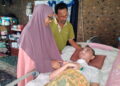 SAMSUDIN Sulaiman dan Rosnani Deraman bersama Mohamad
Fadil yang kini koma di Kampung Seri Kenangan, Setiu, Terengganu.