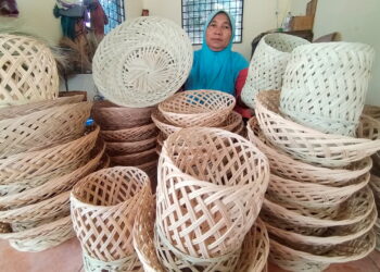 NORWATI Mohd. menunjukkan hasil kraf tangan lekar lidi nipah yang dihasilkannya di Kampung Pengkalan Gelap, Setiu, Terengganu. – UTUSAN/WAN ZURATIKAH IFFAH WAN ZULKIFLI