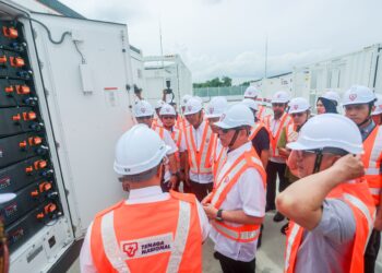 FADILLAH Yusof (dua, kanan) melawat tapak Sistem Penyimpanan Tenaga Bateri (BESS) Santong 100MW/400MWh di Santong, Paka, Terengganu. - UTUSAN/PUQTRA HAIRRY