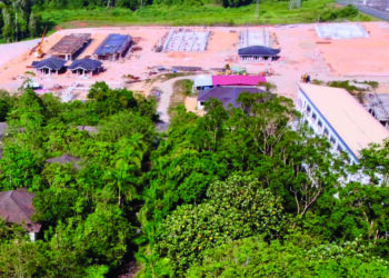 PANDANGAN dari udara projek pembinaan SMIDI Hulu Terengganu yang dibangunkan di tapak bekas KIST di Batu 22, Ajil, Kuala Berang, Terengganu. - UTUSAN/PUQTRA HAIRRY