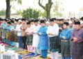 TUANKU Syed Faizuddin Putra Jamalullail menunaikan solat sunat Aidiladha di Dataran Istiadat Istana Arau, semalam.