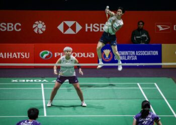 CHEN Tang Jie-Toh Ee Wei mudah melepasi halangan pusingan pertama selepas membenam wakil Kanada, Jonathan Lai-Crystal Lai pada Kejohanan Badminton Malaysia Masters di Unifi Arena, Kuala Lumpur, hari ini. - UTUSAN/IQBAL ROSLI