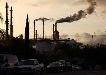 GAMBAR fail sebuah loji penapisan minyak di Los Angeles. - AFP