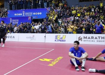 Pemain-pemain Thailand duduk di tepi gelanggang dan enggan meneruskan permainan gara-gara membantah keputusan  pengadil perlawanan dalam acara akhir regu berpasukan Piala Dunia Sepak Takraw 2026 di Stadium Titiwangsa, Kuala Lumpur, kelmarin. - UTUSAN/SHIDDIEQIIN ZON