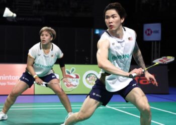 Chen Tang Jie-Toh Ee Wei menundukkan rakan senegara yang juga gandingan profesional baharu negara, Hoo Pang Ron-Lai Pei Jing 21-14, 21-19 dalam Terbuka Singapura, semalam. - AFP