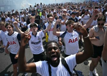 PENYOKONG Tottenham Hotspur meraikan kejayaan pasukan mereka kekal dalam saingan Liga Perdana Inggeris pada musim hadapan. - AFP