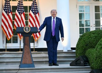 TRUMP sedia berbincang untuk menjual senjata kepada Taiwan. - AFP