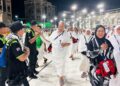 PASUKAN Peronda Haji atau dikenali Semut Hitam membantu jemaah haji menuju ke Masjidil Haram untuk menunaikan umrah. - UTUSAN/JUANI MUNIR ABU BAKAR