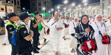 PASUKAN Peronda Haji atau dikenali Semut Hitam membantu jemaah haji menuju ke Masjidil Haram untuk menunaikan umrah. - UTUSAN/JUANI MUNIR ABU BAKAR