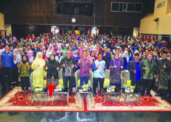 ROSNAN Abdul Rahman (depan tengah) bergambar pada Forum Intelek Seni 2026 di Universiti Putra Malaysia (UPM), Serdang, Selangor. - UTUSAN/MOHD FARIZWAN HASBULLAH