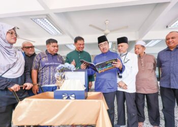 JOHARI Abdul Ghani pada Majlis Pelancaran Buku ITTIFAQIYAH dan program korban sempena Aidiladha di Surau Al Madrasatul Ittifaqiyah, Keramat Hujung, Kuala Lumpur, semalam. – UTUSAN/AMIR KHALID