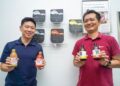 JOSEPH Poh (kiri) bersama Loke Boon Eng ketika ditemui premis WonderBrew di Bandar Sunway, Selangor, di sini, baru-baru ini. – UTUSAN/ MOHD FARIZWAN HASBULLAH