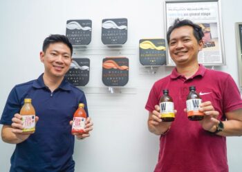 JOSEPH Poh (kiri) bersama Loke Boon Eng ketika ditemui premis WonderBrew di Bandar Sunway, Selangor, di sini, baru-baru ini. – UTUSAN/ MOHD FARIZWAN HASBULLAH