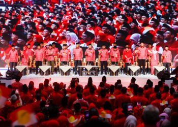AHMAD Zahid Hamidi bersama barisan kepimpinan UMNO pada Konvensyen 80 Tahun UMNO di Pusat Dagangan Dunia, Kuala Lumpur, semalam. – MINGGUAN/SHIDDIEQIIN ZON