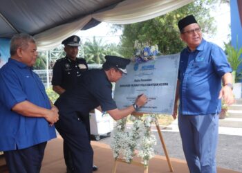 YAHAYA Othman menandatangani plak perasmian Pejabat Polis Bantuan Kosma di Keratong, Muadzam Shah, Rompin, Pahang. - UTUSAN/SALEHUDIN MAT RASAD