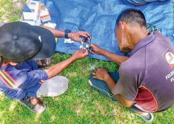 Seorang 'pesakit narkotik' terpaksa meminta bantuan rakan untuk menyuntik masuk dadah melalui urat di leher.