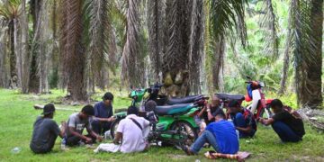 SEBAHAGIAN penagih menunggu giliran untuk diambil sampel darah bagi mengenal pasti penyakit yang dihidapi.