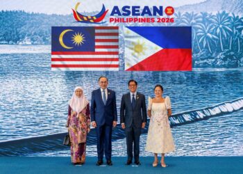 ANWAR Ibrahim bersama isteri, Datuk Seri Dr. Wan Azizah Wan Ismail bergambar bersama Presiden Filipina, Ferdinand Marcos Jr. dan isterinya, Louise Araneta-Marcos pada Majlis Sambutan Rasmi Sidang Kemuncak ASEAN Ke-48 di Cebu, Filipina semalam. – PEJABAT PERDANA MENTERI