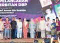 ANWAR Ibrahim bergambar bersama para penulis semasa pelancaran buku terbitan Dewan Bahasa dan Pustaka (DBP) pada Majlis Perasmian PBAKL di Pusat Dagangan Dunia Kuala Lumpur, semalam. Turut mengiringi Perdana Menteri ialah Fadhlina Sidek dan Zambry Abdul Kadir. – UTUSAN/AMIR KHALID
