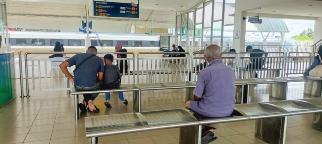 Curi kabel makin serius, penumpang KTM balik raya terkandas