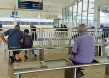 PENUMPANG KTMB menunggu ketibaan tren di Stesen Kereta Api Bagan Serai selepas perkhidmatan mengalami kelewatan lebih tiga jam susulan gangguan operasi akibat kes kecurian kabel semalam. 
– UTUSAN/WAT KAMAL ABAS
