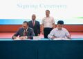 MENTERI Besar Perak, Datuk Seri Saarani Mohamad (belakang kiri) bersama Pengerusi Shuifa Group, Mr Liu Zhi Guo (belakang kanan) menyaksikan pemeteraian Memorandum Kerjasama (MOC) antara Perak SADC dan Shuifa Energy Group di Shandong, China semalam.